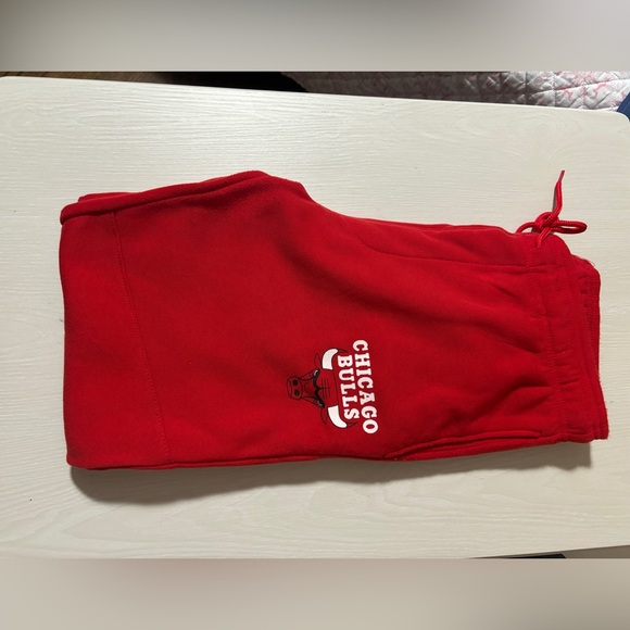 Chicago Bulls Men's Sweatshirt M, Sweatpants S & 2 Hats - Picture 8 of 8